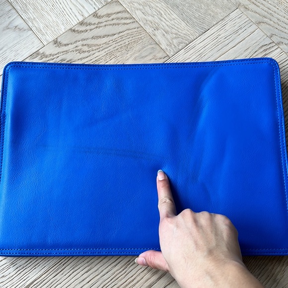 Blue structured clutch - Picture 2 of 3